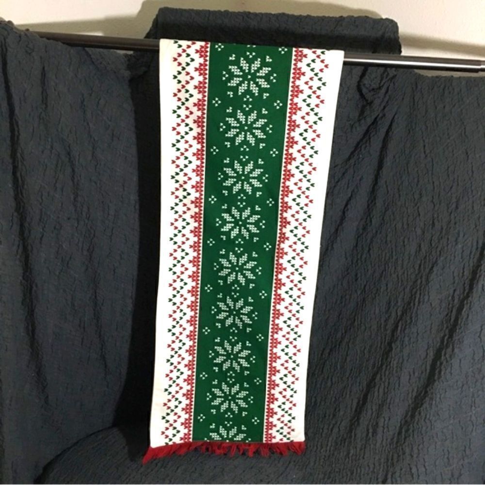 NWOT Christmas Design Table Runner